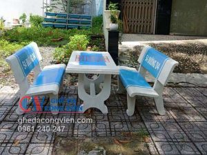 ban ghe da ngoai troi trang xanh duong gia bao nhieu