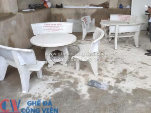 ban ghe da tron trang bao nhieu tien