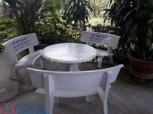 Bàn ghế đá sân vườn là bộ bàn ghế làm từ bê tông đúc cốt thép hoặc đá tự nhiên