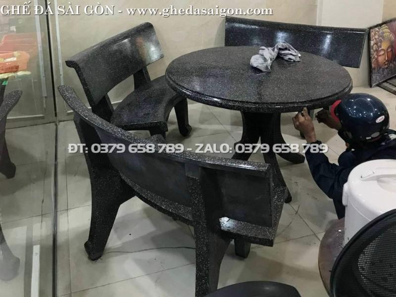 Gia ban ghe da tron mau den
