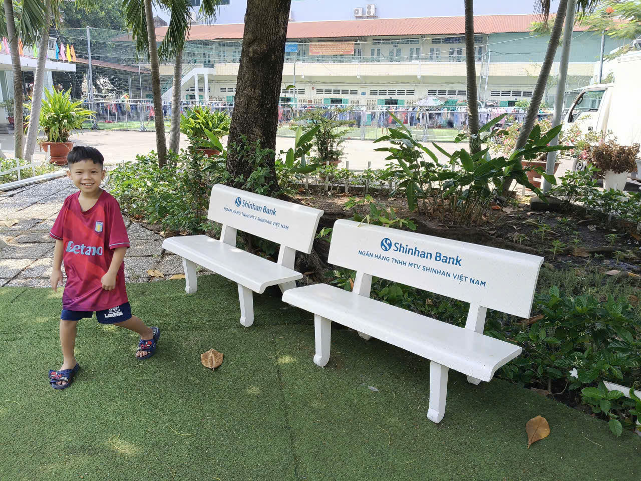 Ghế đá xi măng là sản phẩm bê tông cốt thép đúc khuôn với kết cấu thép